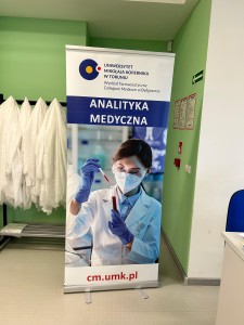 Sztuka pobierania krwi – warsztaty w Młynie Wiedzy w Toruniu z udziałem naszych studentek. Kliknij, aby powiększyć zdjęcie.