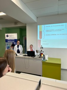 Sztuka pobierania krwi – warsztaty w Młynie Wiedzy w Toruniu z udziałem naszych studentek. Kliknij, aby powiększyć zdjęcie.