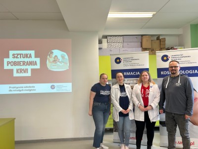 Sztuka pobierania krwi – warsztaty w Młynie Wiedzy w Toruniu z udziałem naszych studentek. Kliknij, aby powiększyć zdjęcie.