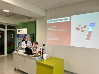 Sztuka pobierania krwi – warsztaty w Młynie Wiedzy w Toruniu z udziałem naszych studentek. Kliknij, aby powiększyć zdjęcie.