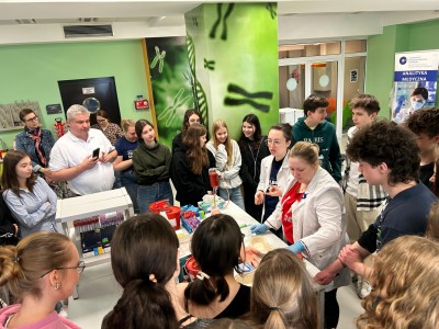 Sztuka pobierania krwi – warsztaty w Młynie Wiedzy w Toruniu z udziałem naszych studentek. Kliknij, aby powiększyć zdjęcie.