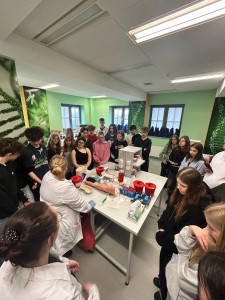 Sztuka pobierania krwi – warsztaty w Młynie Wiedzy w Toruniu z udziałem naszych studentek. Kliknij, aby powiększyć zdjęcie.
