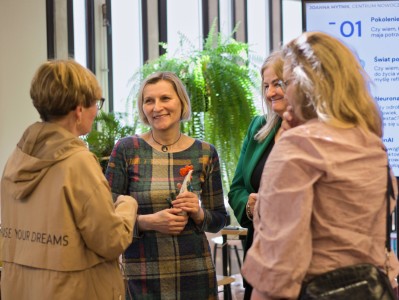 Zdjęcia sali biblioteki wydziału, na których widzimy siedzących słuchaczy i prelegentkę i jej prezentację . Kliknij, aby powiększyć zdjęcie.
