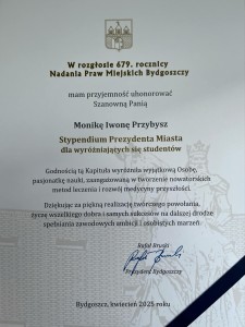 Stypendium Prezydenta Miasta Bydgoszczy dla studentki Moniki Przybysz . Kliknij, aby powiększyć zdjęcie.
