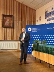 Zdjęcia sali wykładowej podczas wykładu prof. Jemielitego. Zdjęcia pokazują Profesora, jego prezentację i audytorium. Kliknij, aby powiększyć zdjęcie.