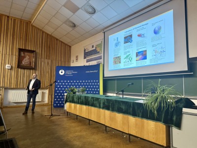 Zdjęcia sali wykładowej podczas wykładu prof. Jemielitego. Zdjęcia pokazują Profesora, jego prezentację i audytorium. Kliknij, aby powiększyć zdjęcie.