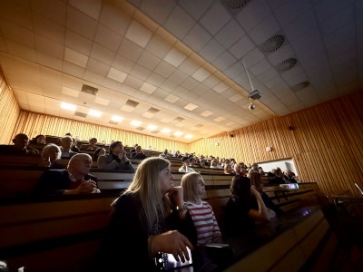 Zdjęcia sali wykładowej podczas wykładu prof. Jemielitego. Zdjęcia pokazują Profesora, jego prezentację i audytorium. Kliknij, aby powiększyć zdjęcie.