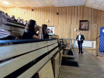 Zdjęcia sali wykładowej podczas wykładu prof. Jemielitego. Zdjęcia pokazują Profesora, jego prezentację i audytorium. Kliknij, aby powiększyć zdjęcie.
