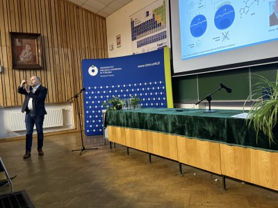Zdjęcia sali wykładowej podczas wykładu prof. Jemielitego. Zdjęcia pokazują Profesora, jego prezentację i audytorium. Kliknij, aby powiększyć zdjęcie.
