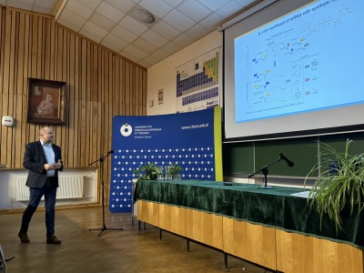 Zdjęcia sali wykładowej podczas wykładu prof. Jemielitego. Zdjęcia pokazują Profesora, jego prezentację i audytorium. Kliknij, aby powiększyć zdjęcie.