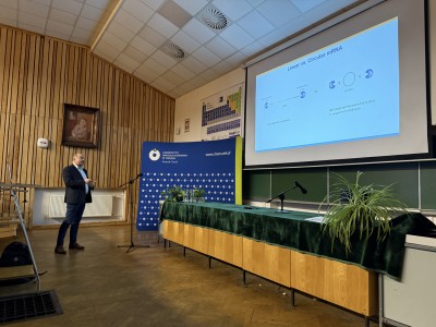 Zdjęcia sali wykładowej podczas wykładu prof. Jemielitego. Zdjęcia pokazują Profesora, jego prezentację i audytorium. Kliknij, aby powiększyć zdjęcie.