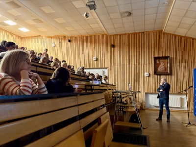 Zdjęcia sali wykładowej podczas wykładu prof. Jemielitego. Zdjęcia pokazują Profesora, jego prezentację i audytorium. Kliknij, aby powiększyć zdjęcie.