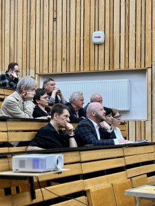 Zdjęcia sali wykładowej podczas wykładu prof. Jemielitego. Zdjęcia pokazują Profesora, jego prezentację i audytorium. Kliknij, aby powiększyć zdjęcie.