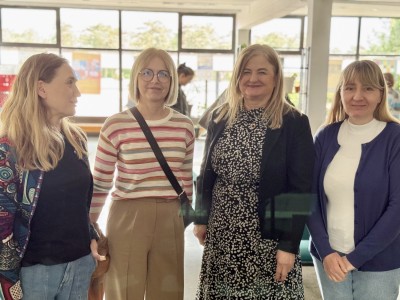 Zdjęcia rozmów kuluarowych po zakończonym wykładzie. Pracownicy i studenci wydziału rozmawiają w mniej formalnym otoczeniu . Kliknij, aby powiększyć zdjęcie.
