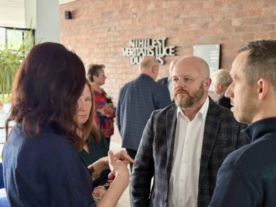 Zdjęcia rozmów kuluarowych po zakończonym wykładzie. Pracownicy i studenci wydziału rozmawiają w mniej formalnym otoczeniu . Kliknij, aby powiększyć zdjęcie.
