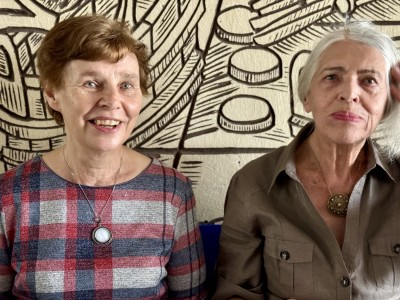 Zdjęcia rozmów kuluarowych po zakończonym wykładzie. Pracownicy i studenci wydziału rozmawiają w mniej formalnym otoczeniu . Kliknij, aby powiększyć zdjęcie.