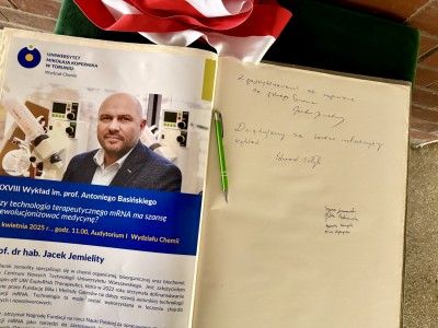 Zdjęcia rozmów kuluarowych po zakończonym wykładzie. Pracownicy i studenci wydziału rozmawiają w mniej formalnym otoczeniu . Kliknij, aby powiększyć zdjęcie.