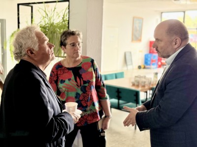 Zdjęcia rozmów kuluarowych po zakończonym wykładzie. Pracownicy i studenci wydziału rozmawiają w mniej formalnym otoczeniu . Kliknij, aby powiększyć zdjęcie.