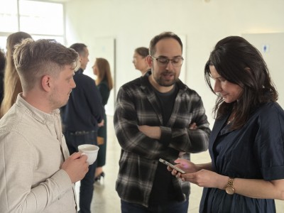 Zdjęcia rozmów kuluarowych po zakończonym wykładzie. Pracownicy i studenci wydziału rozmawiają w mniej formalnym otoczeniu . Kliknij, aby powiększyć zdjęcie.
