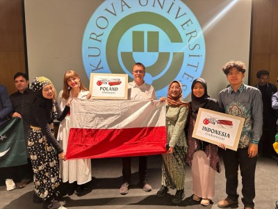 Studenci kierunku farmacja reprezentowali Polskę i Uniwersytet Mikołaja Kopernika podczas międzynarodowego festiwalu w Turcji. Kliknij, aby powiększyć zdjęcie.