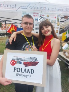 Studenci kierunku farmacja reprezentowali Polskę i Uniwersytet Mikołaja Kopernika podczas międzynarodowego festiwalu w Turcji. Kliknij, aby powiększyć zdjęcie.