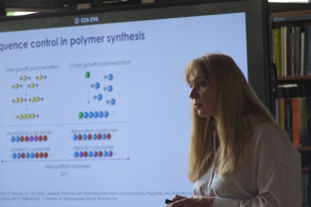 Seminarium w bibliotece Wydziału Chemii. Prelegentka na tle ekranu multimedialnego referuje. Pracownicy i studenci Wydziału siedzą na przeciwko niej i słuchają interesującego wykładu.. Kliknij, aby powiększyć zdjęcie.