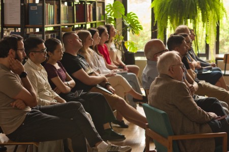 Seminarium w bibliotece Wydziału Chemii. Prelegentka na tle ekranu multimedialnego referuje. Pracownicy i studenci Wydziału siedzą na przeciwko niej i słuchają interesującego wykładu.. Kliknij, aby powiększyć zdjęcie.