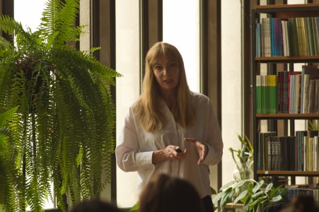 Seminarium w bibliotece Wydziału Chemii. Prelegentka na tle ekranu multimedialnego referuje. Pracownicy i studenci Wydziału siedzą na przeciwko niej i słuchają interesującego wykładu.. Kliknij, aby powiększyć zdjęcie.