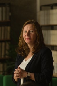Seminarium w bibliotece Wydziału Chemii. Prelegentka na tle ekranu multimedialnego referuje. Pracownicy i studenci Wydziału siedzą na przeciwko niej i słuchają interesującego wykładu.. Kliknij, aby powiększyć zdjęcie.