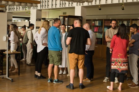 Seminarium w bibliotece Wydziału Chemii. Prelegentka na tle ekranu multimedialnego referuje. Pracownicy i studenci Wydziału siedzą na przeciwko niej i słuchają interesującego wykładu.. Kliknij, aby powiększyć zdjęcie.