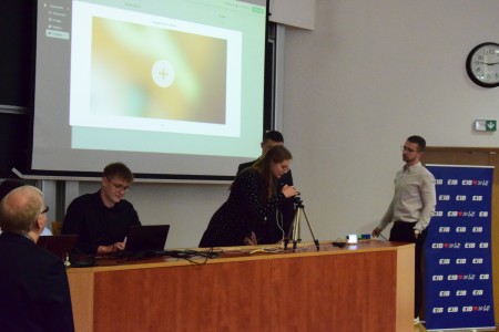 Kadry z auli Wydziału Matematyki i Informatyki z III edycji Międzywydziałowego Konkursu Projektów Zespołowych. Kliknij, aby powiększyć zdjęcie.
