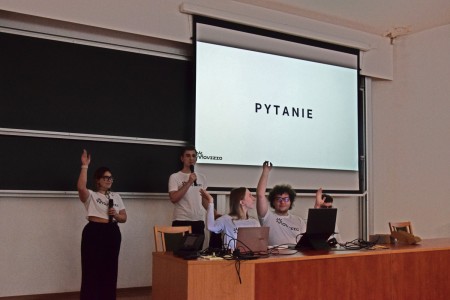 Kadry z auli Wydziału Matematyki i Informatyki z III edycji Międzywydziałowego Konkursu Projektów Zespołowych. Kliknij, aby powiększyć zdjęcie.