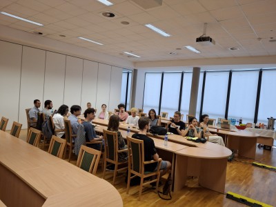 Uczestnicy i opiekunowie TSSP ExSci 2025 podczas wykładu i zwiedzania miasta. Kliknij, aby powiększyć zdjęcie.