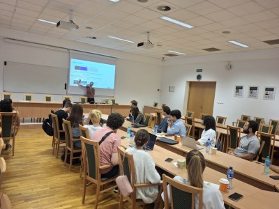 Uczestnicy i opiekunowie TSSP ExSci 2025 podczas wykładu i zwiedzania miasta. Kliknij, aby powiększyć zdjęcie.