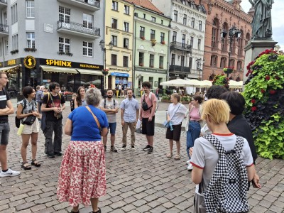 Uczestnicy i opiekunowie TSSP ExSci 2025 podczas wykładu i zwiedzania miasta. Kliknij, aby powiększyć zdjęcie.