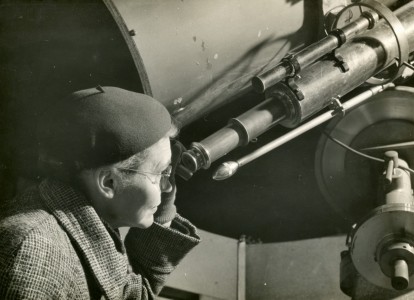 Wilhelmina Iwanowska przy radioteleskopie w Obserwatorium Astronomicznym w Piwnicach 1955 