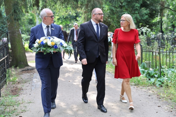 Click to zoom the picture.