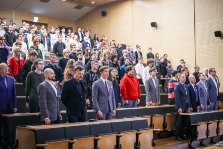 Kadry z Audytorium A. Jabłońskiego podczas inauguracji roku akademickiego 2025/26 oraz immatrykulacji studentów pierwszego roku. Kliknij, aby powiększyć zdjęcie.