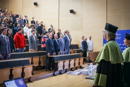 Kadry z Audytorium A. Jabłońskiego podczas inauguracji roku akademickiego 2025/26 oraz immatrykulacji studentów pierwszego roku. Kliknij, aby powiększyć zdjęcie.