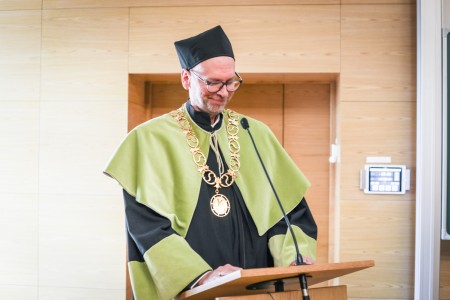 Kadry z Audytorium A. Jabłońskiego podczas inauguracji roku akademickiego 2025/26 oraz immatrykulacji studentów pierwszego roku. Kliknij, aby powiększyć zdjęcie.