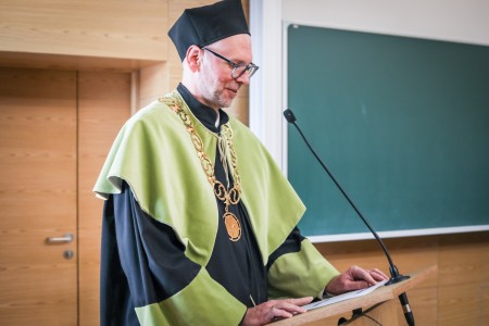 Kadry z Audytorium A. Jabłońskiego podczas inauguracji roku akademickiego 2025/26 oraz immatrykulacji studentów pierwszego roku. Kliknij, aby powiększyć zdjęcie.