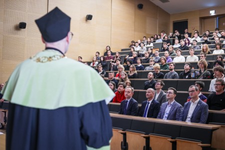 Kadry z Audytorium A. Jabłońskiego podczas inauguracji roku akademickiego 2025/26 oraz immatrykulacji studentów pierwszego roku. Kliknij, aby powiększyć zdjęcie.