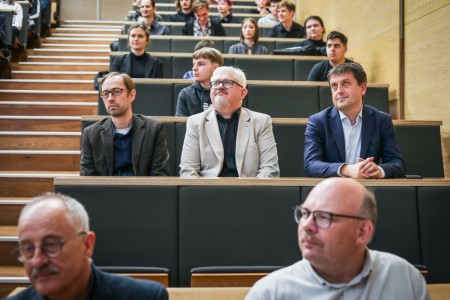 Kadry z Audytorium A. Jabłońskiego podczas inauguracji roku akademickiego 2025/26 oraz immatrykulacji studentów pierwszego roku. Kliknij, aby powiększyć zdjęcie.