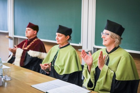 Kadry z Audytorium A. Jabłońskiego podczas inauguracji roku akademickiego 2025/26 oraz immatrykulacji studentów pierwszego roku. Kliknij, aby powiększyć zdjęcie.