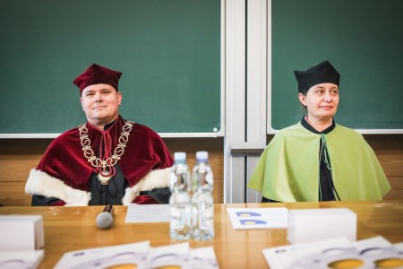 Kadry z Audytorium A. Jabłońskiego podczas inauguracji roku akademickiego 2025/26 oraz immatrykulacji studentów pierwszego roku. Kliknij, aby powiększyć zdjęcie.