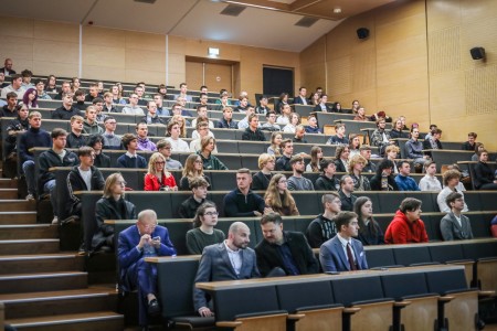 Kadry z Audytorium A. Jabłońskiego podczas inauguracji roku akademickiego 2025/26 oraz immatrykulacji studentów pierwszego roku. Kliknij, aby powiększyć zdjęcie.