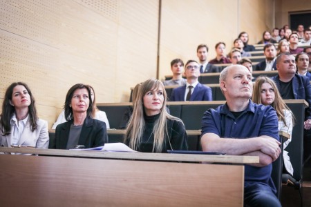 Kadry z Audytorium A. Jabłońskiego podczas inauguracji roku akademickiego 2025/26 oraz immatrykulacji studentów pierwszego roku. Kliknij, aby powiększyć zdjęcie.
