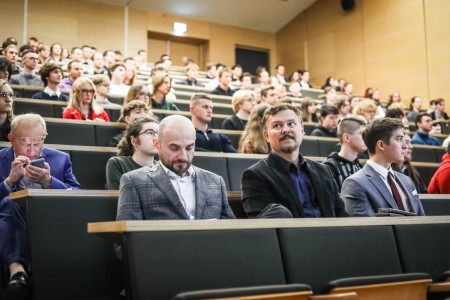 Kadry z Audytorium A. Jabłońskiego podczas inauguracji roku akademickiego 2025/26 oraz immatrykulacji studentów pierwszego roku. Kliknij, aby powiększyć zdjęcie.