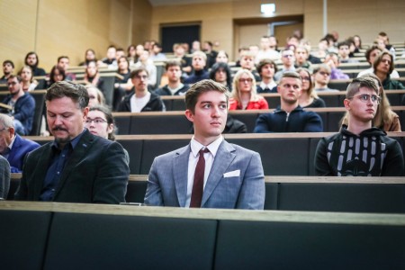 Kadry z Audytorium A. Jabłońskiego podczas inauguracji roku akademickiego 2025/26 oraz immatrykulacji studentów pierwszego roku. Kliknij, aby powiększyć zdjęcie.