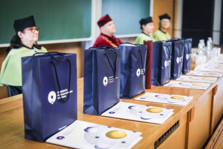 Kadry z Audytorium A. Jabłońskiego podczas inauguracji roku akademickiego 2025/26 oraz immatrykulacji studentów pierwszego roku. Kliknij, aby powiększyć zdjęcie.